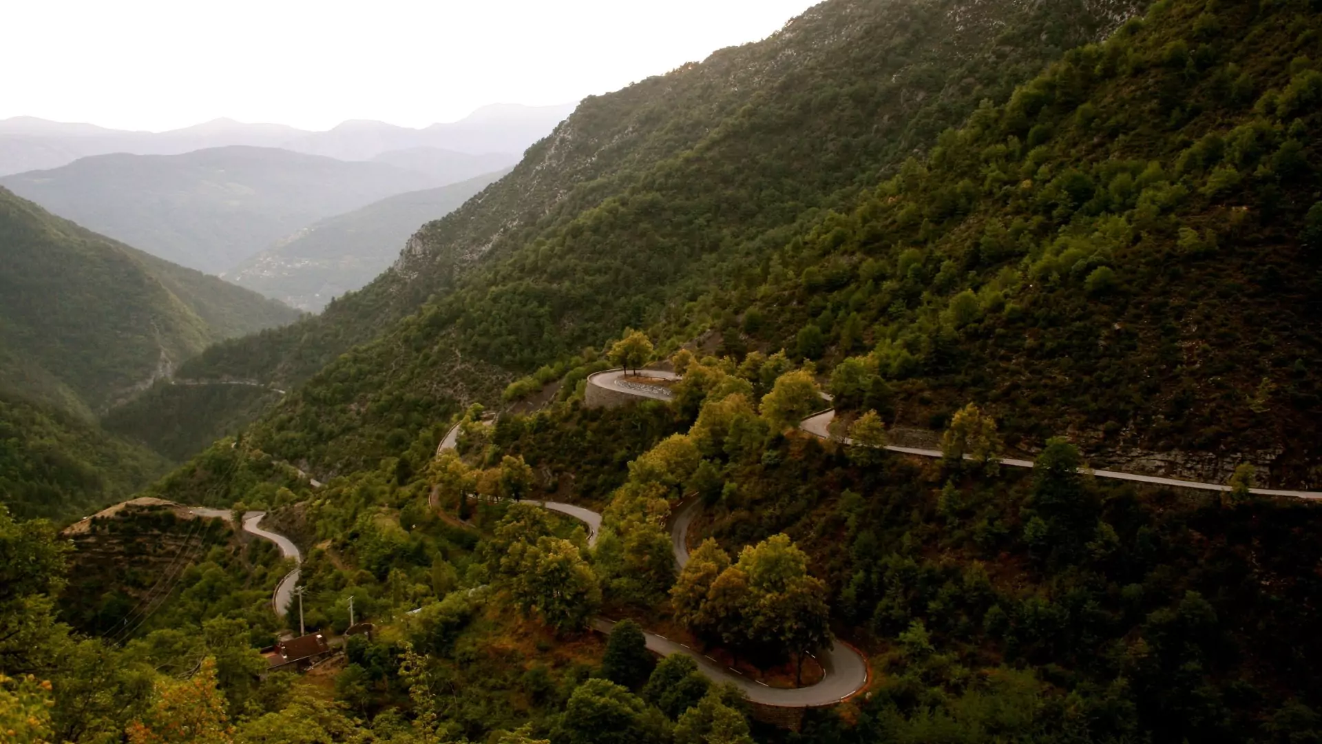 جاده کوهستانی زیبا در فرانسه